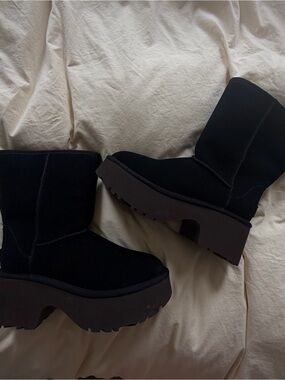 NWT Black Heel Platform Uggs